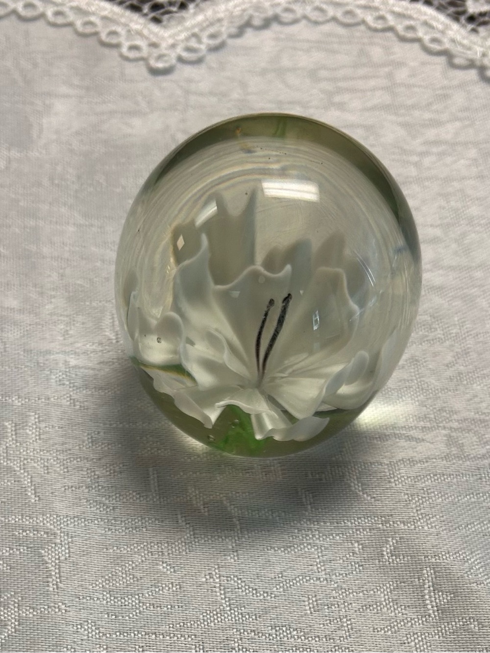 Vintage GIFTAIR Hand Blown Glass Paperweight With White Flower/green Leaves READ